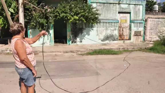 Una de las vecinas de Zazil-Ha en Mérida mostró uno de los cables que se quemaron tras la caída del poste de madera Una de las vecinas de Zazil-Ha en Mérida mostró uno de los cables que se quemaron tras la caída del poste de madera