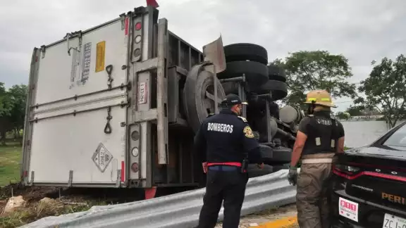 Por el peso de la carga el chófer perdió el control del vehículo Por el peso de la carga el chófer perdió el control del vehículo