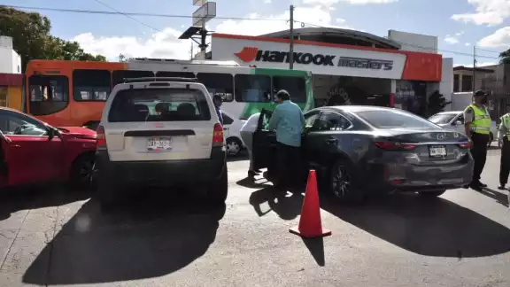 El operador de la grúa se encargó de reubicar a los otros de los automóviles