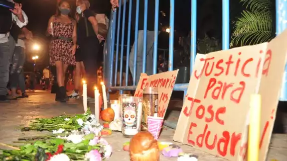 Amigos y activistas de la ciudad, organizaron una marcha de silencio para protestar y exigir justicia no solo para José Eduardo, sino para otros casos de abuso policial Amigos y activistas de la ciudad, organizaron una marcha de silencio para protestar y exigir justicia no solo para José Eduardo, sino para otros casos de abuso policial