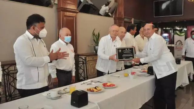 Los que recibieron la distinción fueron Pedro José Montañez y Jure, con 52 años de trayectoria; Mario William Pat Méndez y Carlos Manuel Pérez Chi, quienes cumplieron 51 años impartiendo clases