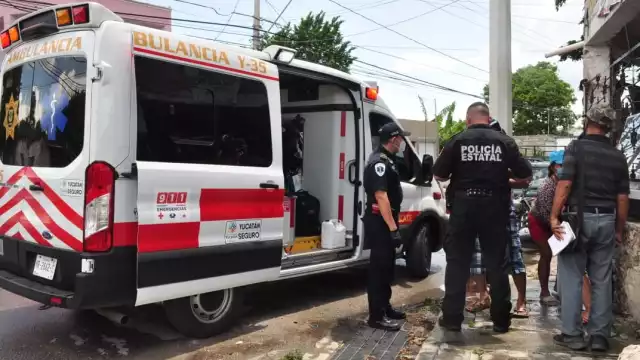 Tras pasarse del alto, vehículo impacta motocicleta dejando dos heridos