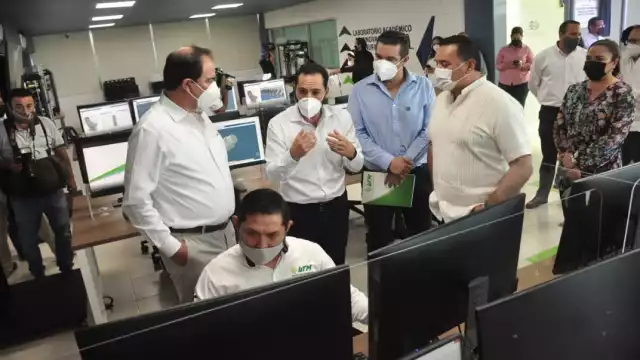 Mauricio Vila estuvo presente en la inauguración del laboratorio de logística