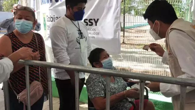 Adultos mayores se sienten más tranquilos tras ser vacunados contra coronavirus