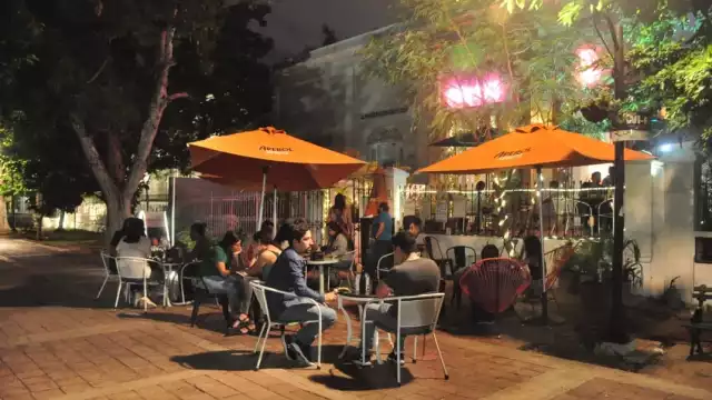 Algunos restaurantes lucieron con varias mesas ocupadas, así como algunos bares