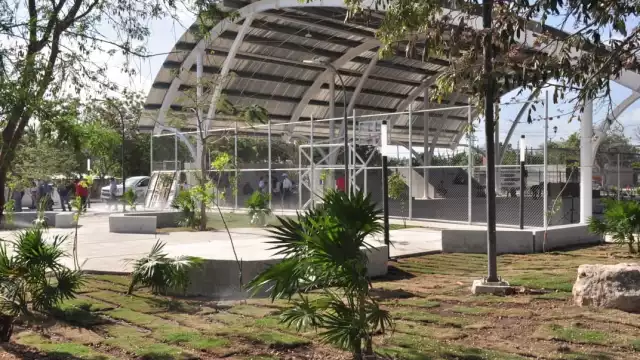 El espacio cuenta con gradas, las cuales están pensadas para personas con discapacidad