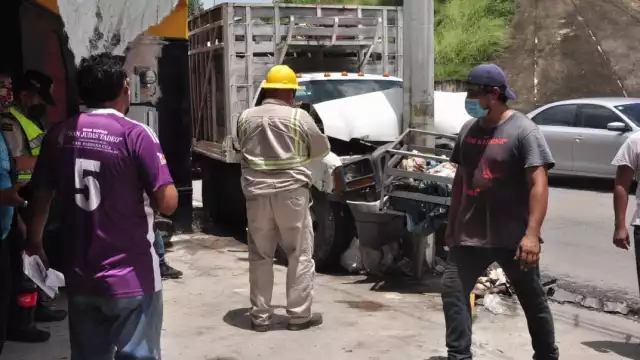 Equipos de la CFE se aseguraron de que el poste no se derrumbara tras mover el vehículo incrustado