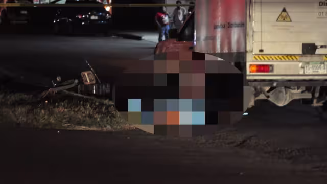 El cadáver quedó bajo la camioneta