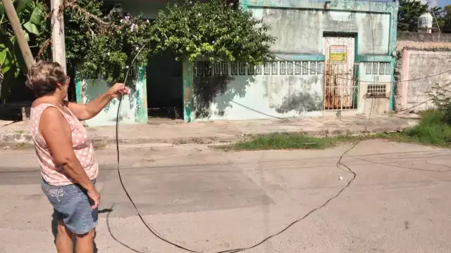 Una de las vecinas de Zazil-Ha en Mérida mostró uno de los cables que se quemaron tras la caída del poste de madera