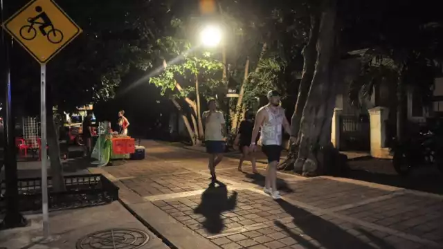 Sin la restricción a la movilidad, los paseantes nocturnos pueden disfrutar de Paseo d Montejo sin temor a represalias