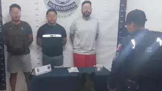 Detienen a cuatro hombres por posesión de posibles narcóticos en Playa del Carmen