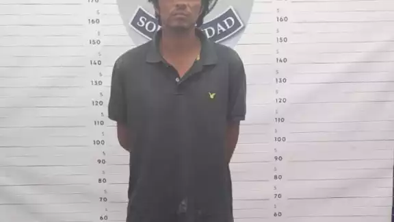 El detenido fue identificado como José "N" el cual tenía en su posesión un arma de plástico tipo revolver y dos relojes, que la víctima reconoció como suyos El detenido fue identificado como José "N" el cual tenía en su posesión un arma de plástico tipo revolver y dos relojes, que la víctima reconoció como suyos
