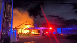 Voraz incendio consume casi por completo conocido restaurante en avenida Huayacán de Cancún