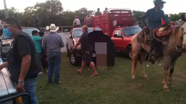 El evento no contaba con el permiso de las autoridades, por lo que acudieron representantes de protección civil y autoridades sanitarias