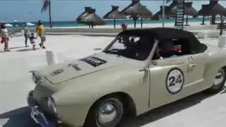 Felipe Calderón viaja un porche de lujo marcado con el número 24,