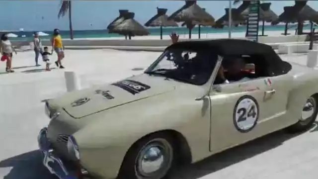 Felipe Calderón viaja un porche de lujo marcado con el número 24,