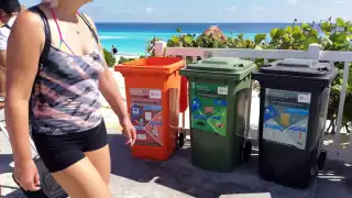 Sin cubrebocas se paseaba esta turista en Playa Delfines