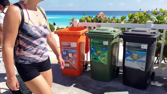 Sin cubrebocas se paseaba esta turista en Playa Delfines Sin cubrebocas se paseaba esta turista en Playa Delfines