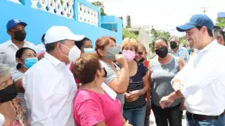 El gobernador Mauricio Vila recorrió casa por casa de esta comisaría de Umán