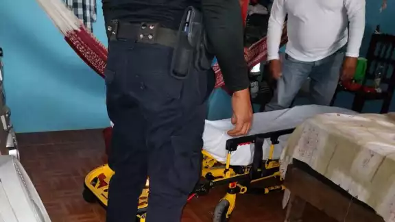 La mujer desvanecida fue trasladada al Hospital por los paramédicos La mujer desvanecida fue trasladada al Hospital por los paramédicos