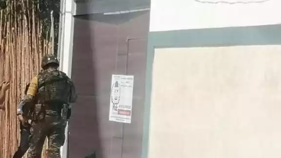 La casa fue asegurada por militares, y personal de la FGE Quintana Roo en Bacalar, colocó sellos de clausura La casa fue asegurada por militares, y personal de la FGE Quintana Roo en Bacalar, colocó sellos de clausura