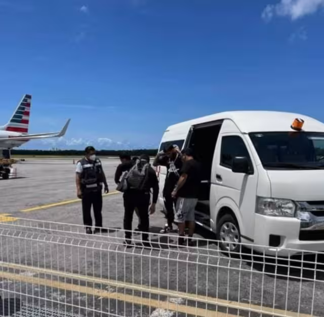 El reguetonero Anuel, expareja de Karol G, arribó a Cozumel