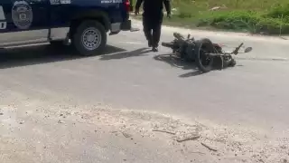 La Policía asignada a la corporación municipal, alega que no tiene el dinero para pagar los daños, ni la liberación de la motocicleta.