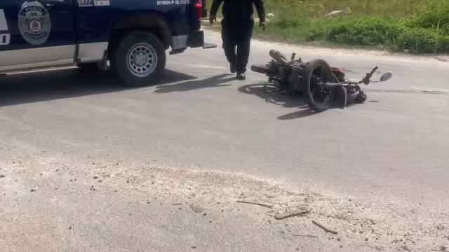 La Policía asignada a la corporación municipal, alega que no tiene el dinero para pagar los daños, ni la liberación de la motocicleta.