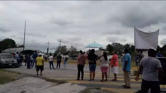 Un grupo de padres de familia exhibieron que sus hijos no tiene sillas para poder tomar clases en la comunidad de Xul-Ha