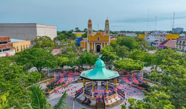 Sector privado y gobierno acuerdan trabajar juntos por el desarrollo turístico de la isla