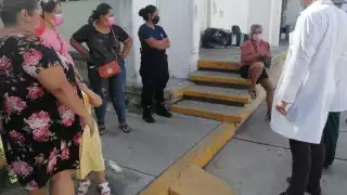 La madre de un paciente informó que esta mañana acudió debido a que su hijo presentaba diarrea y fiebre