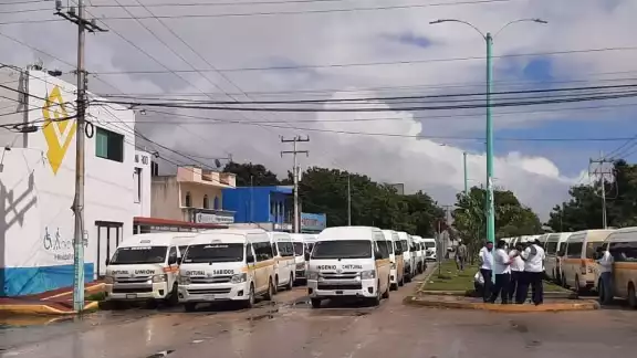 Los dos carriles de la Avenida Maxuxac en Chetumal fueron bloqueados, ya que ahí están las oficinas de Imoveqroo Los dos carriles de la Avenida Maxuxac en Chetumal fueron bloqueados, ya que ahí están las oficinas de Imoveqroo