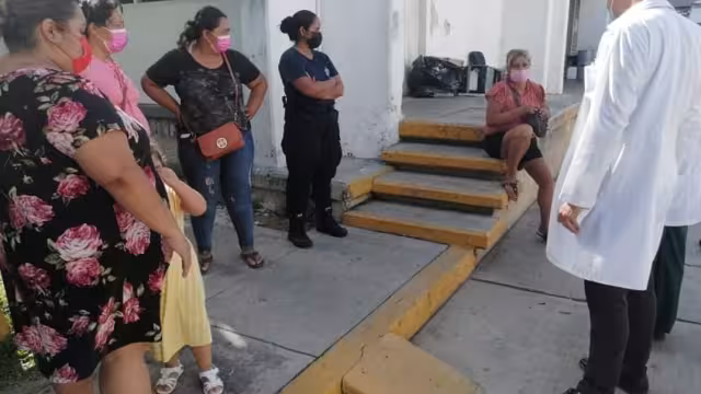 La madre de un paciente informó que esta mañana acudió debido a que su hijo presentaba diarrea y fiebre