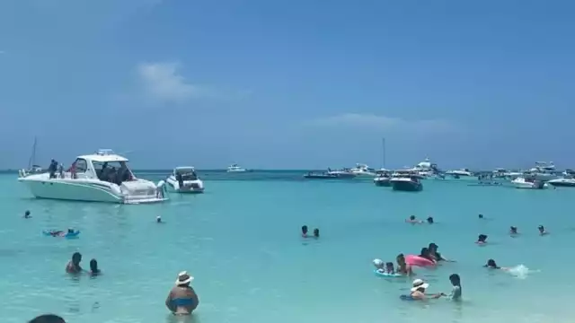 Durante las tres semanas que estuvo sin boyas Playa Norte, ingresaron muchos botes, situación riesgosa para los bañistas ante la ausencia de vigilancia