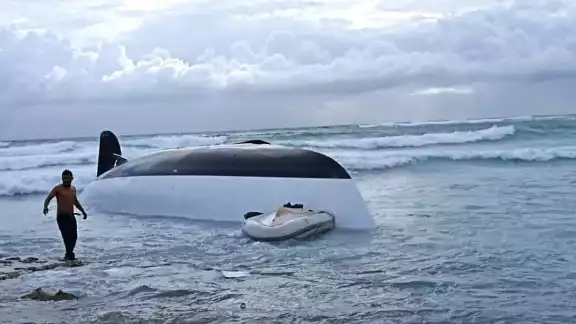 El barco encalló en la playa con el bote de emergencia incrustado a babor. El barco encalló en la playa con el bote de emergencia incrustado a babor.