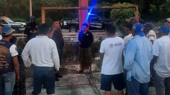 Vecinos de Tizimín amarran de pies y manos a un hombre; lo acusan de robar en la zona Vecinos de Tizimín amarran de pies y manos a un hombre; lo acusan de robar en la zona