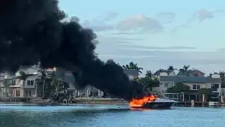 Se incendia yate en la Laguna Nichupté de Cancún