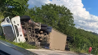 Tráiler sufre aparatosa volcadura y “se echa una siesta” a un costado de la carretera en Champotón