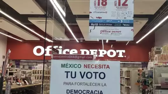 El usuario asegura que el mensaje colocado en Office Depot, utiliza los mismos colores de los partidos políticos PRI y PAN El usuario asegura que el mensaje colocado en Office Depot, utiliza los mismos colores de los partidos políticos PRI y PAN
