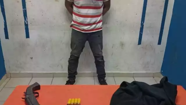 Manuel "N" de 39 años de edad, originario del estado de Quintana Roo, se le encontró un arma de fuego color negro y 4 cartuchos calibre 20