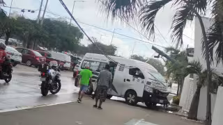 Chofer de combi choca contra un poste en la avenida Tulum de Cancún