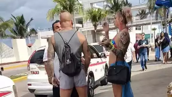 Turistas y locales presenciaron la acalorada discusión entre el extranjero y el conductor del sindicato