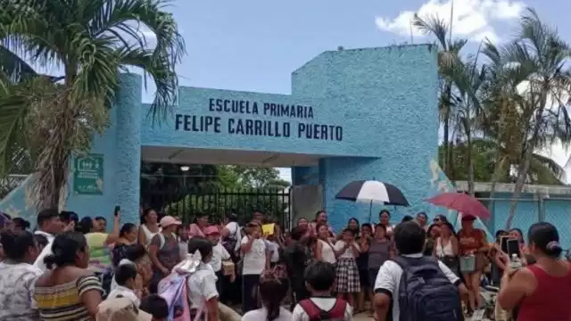 Padres de familia impiden el ingreso a la primaria Felipe Carrillo Puerto para plantear sus demandas
