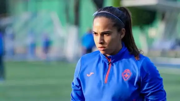 Vanessa Córdoba, jugadora femenil, compartió a una niña de Mérida jugando futbol