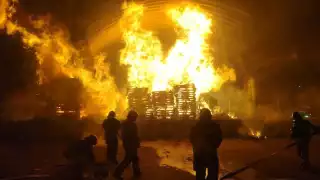 CDMX hoy 9 de diciembre: paracaidista se atora en semáforo; escaleras del Metro colapsan e incendio alerta autoridades