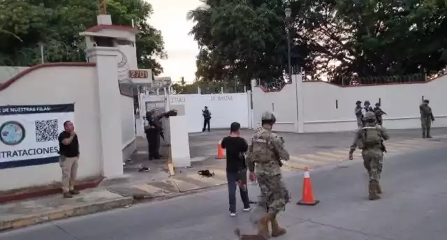 Puerto Vallarta: sujeto encañona a marinos y es sometido con fuerza inmediata