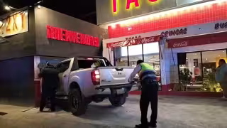 Conductor ebrio choca contra un restaurante en la SM 31 de Cancún
