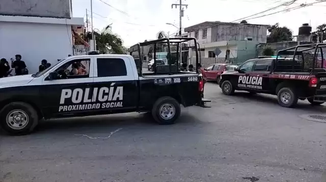 Varias unidades policiacas acudieron al llamado de emergencia.