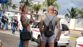 Turistas y locales presenciaron la acalorada discusión entre el extranjero y el conductor del sindicato