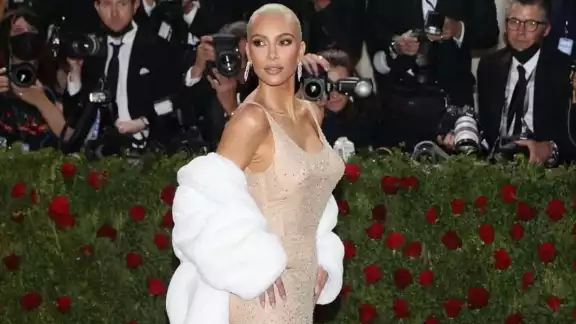 El vestido fue utilizado por Kim Kardashian en la ceremonia del Met Gala 2022 El vestido fue utilizado por Kim Kardashian en la ceremonia del Met Gala 2022